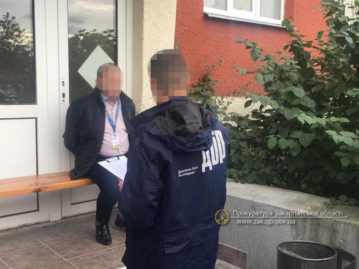 В Ужгороді при отриманні 200 дол неправомірної вигоди затримано посадовця державної міграційної служби