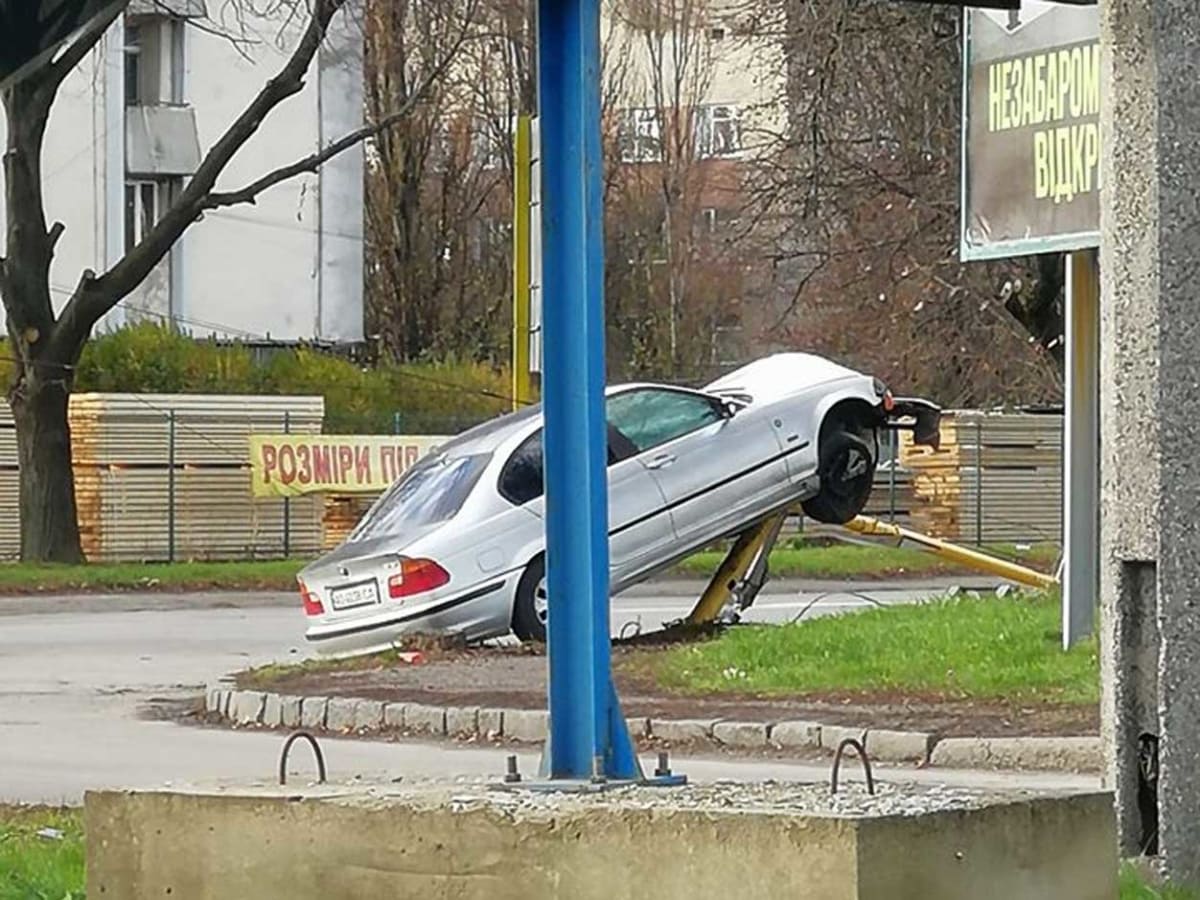 BMW на Краснодонців знесла стовп