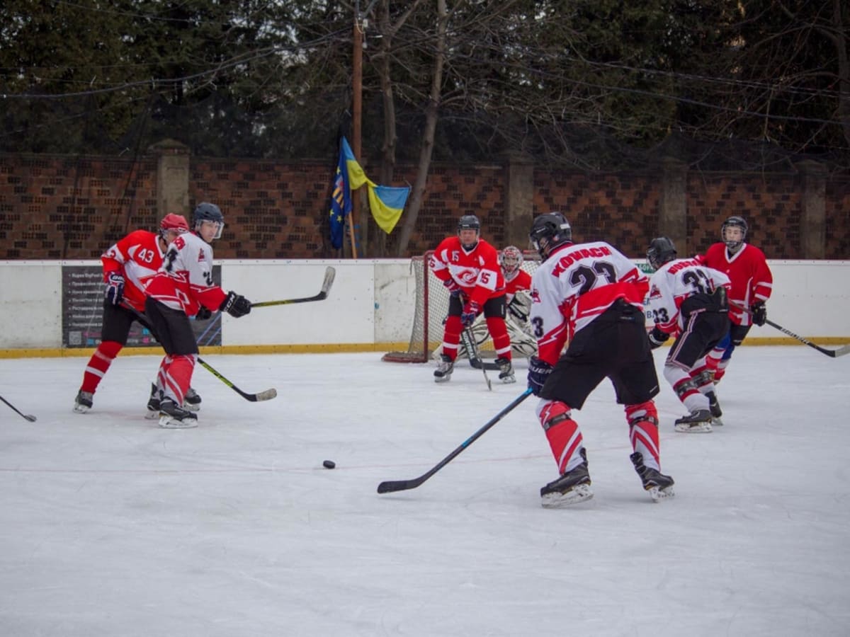 Запеклі хокейні поєдинки відбулися в Ужгороді (ФОТО)