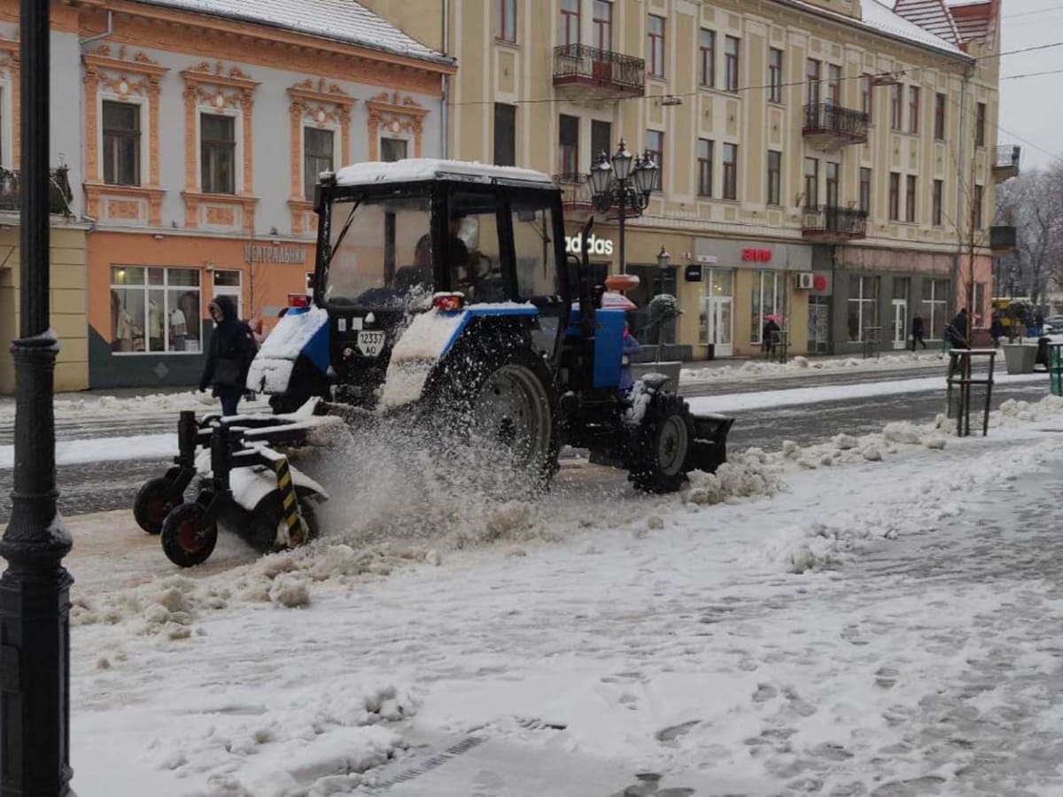 комунальники почали прибирання міста від снігу фото