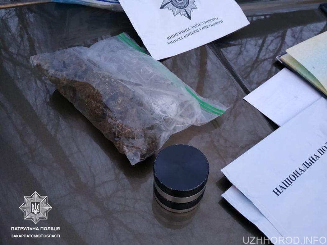 Ужгородські патрульні виявили у чоловіка пакунок з імовірно наркотичною речовиною
