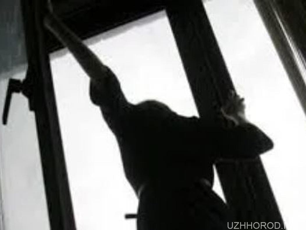 В Ужгороді з вікна викинулась дівчина фото