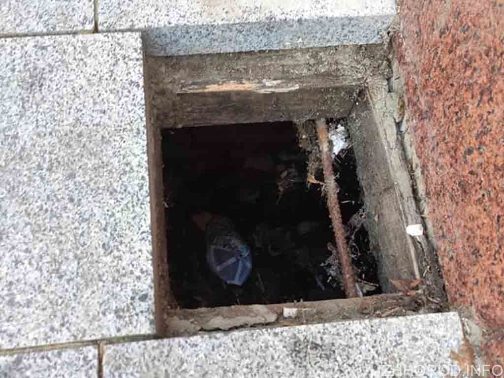 У центрі Ужгорода дитина провалилася у яму