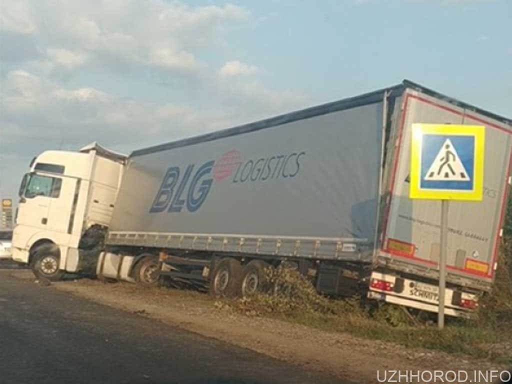 ДТП під Ужгородом: вантажівка злетіла у кювет (ВІДЕО)