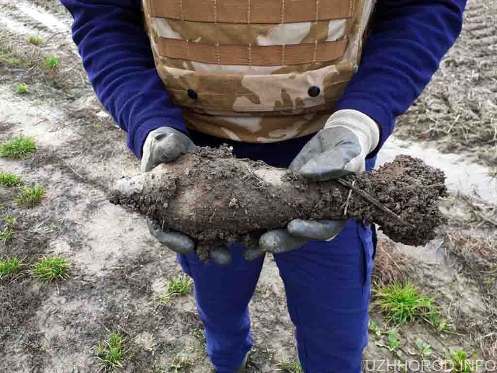 Мешканець Ужгородщини на власному полі знайшов міну часів Другої Світової Війни