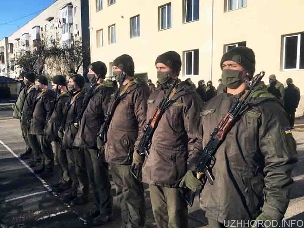 Ужгородські нацгвардійці отримали особисту зброю фото
