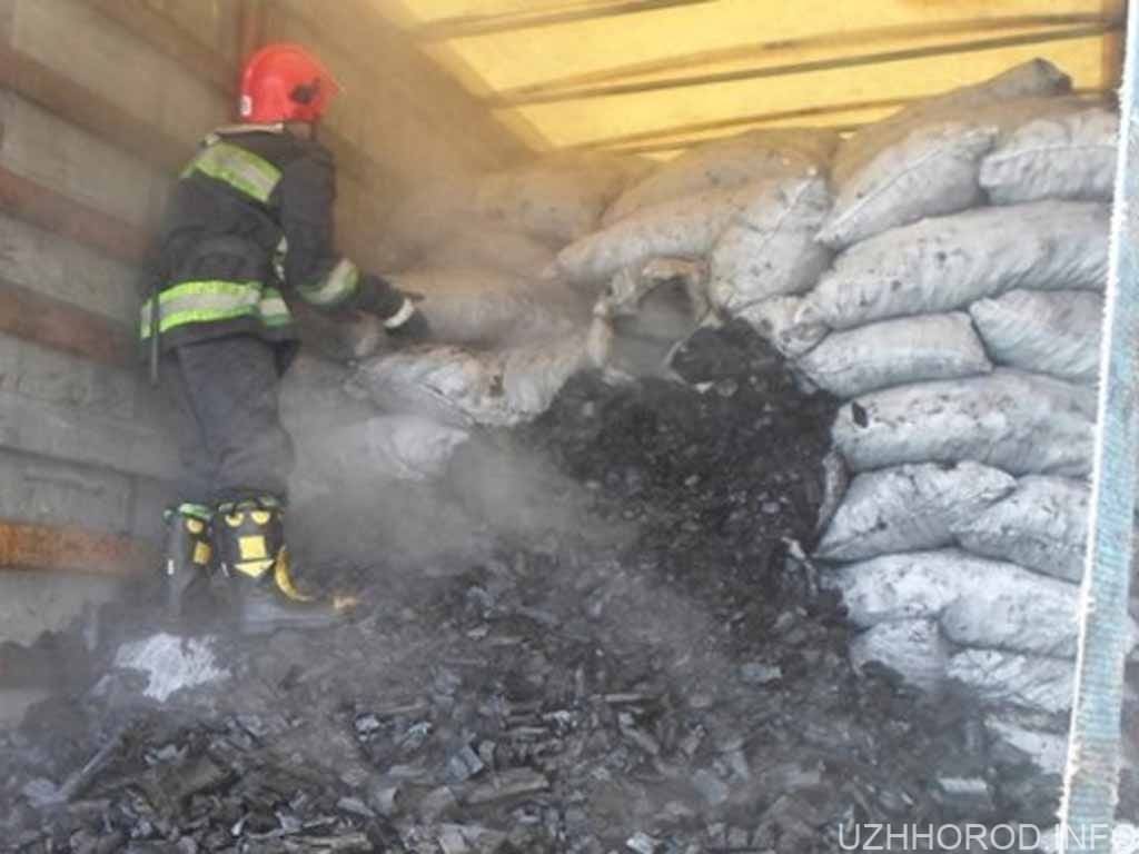На околиці Ужгорода на вантажівці загорілося деревне вугілля