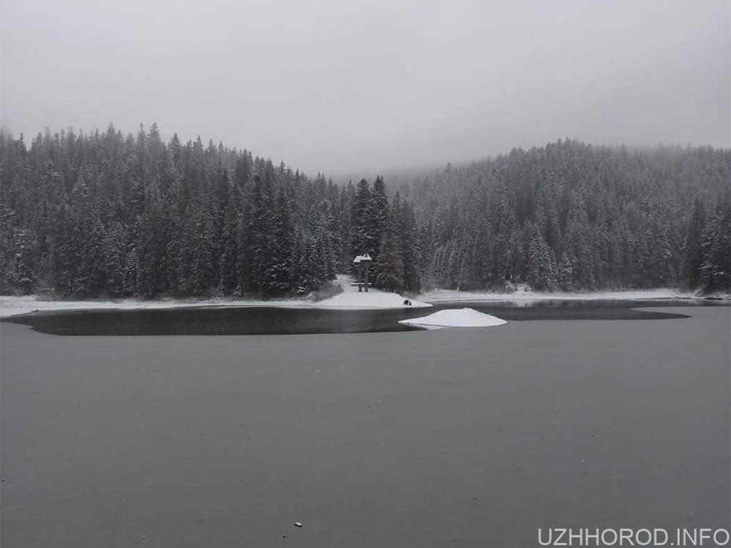 Синевир озеро сніг фото