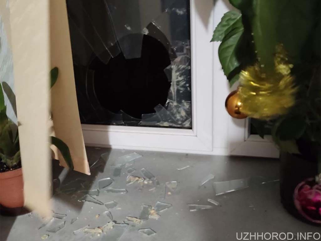 Чоловік розбив вікно у чужій квартирі каменем і пішов геть (ФОТО)