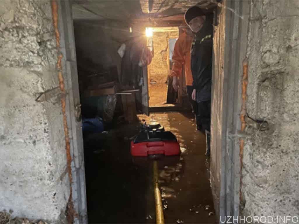 Рятувальники заявили, що паводок на Закарпатті вщухає