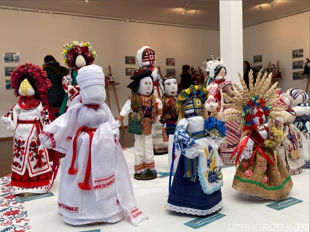 В Ужгороді відкрили міжнародну виставку ляльок