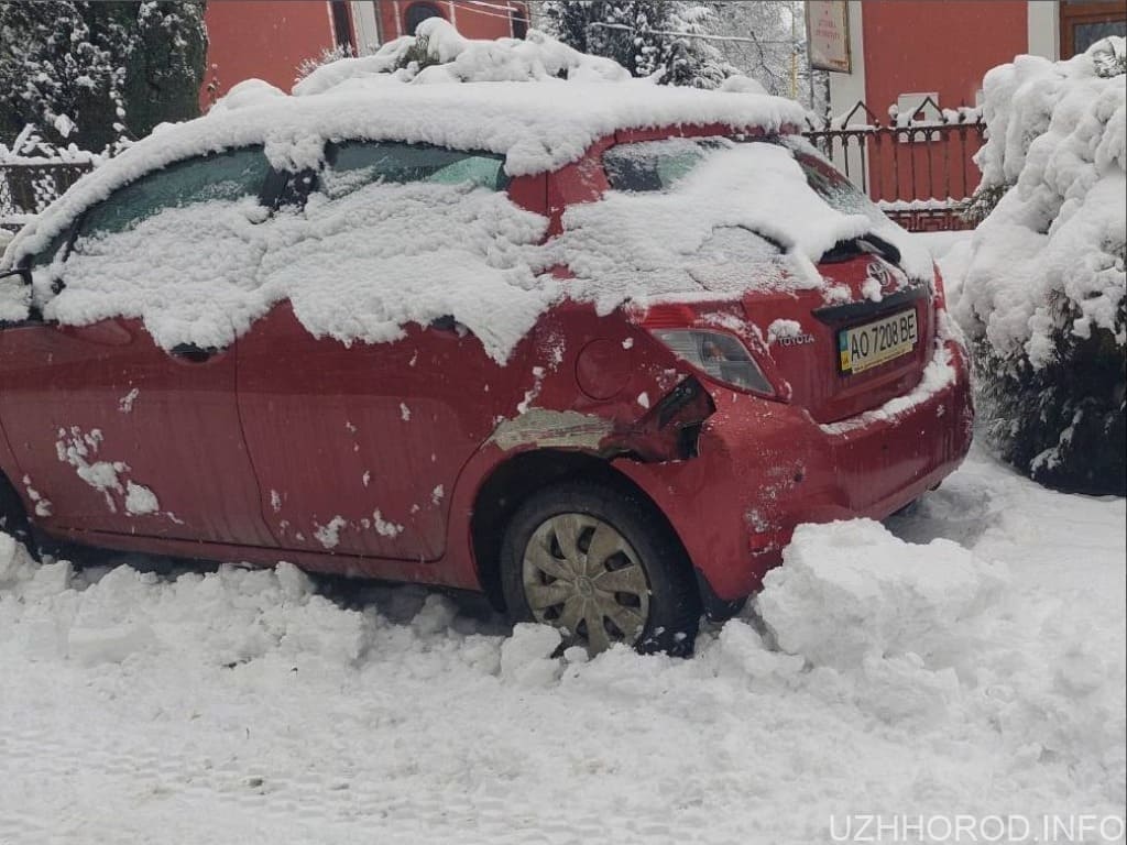 снігоприбиральна техніка нищить припарковані автівки фото