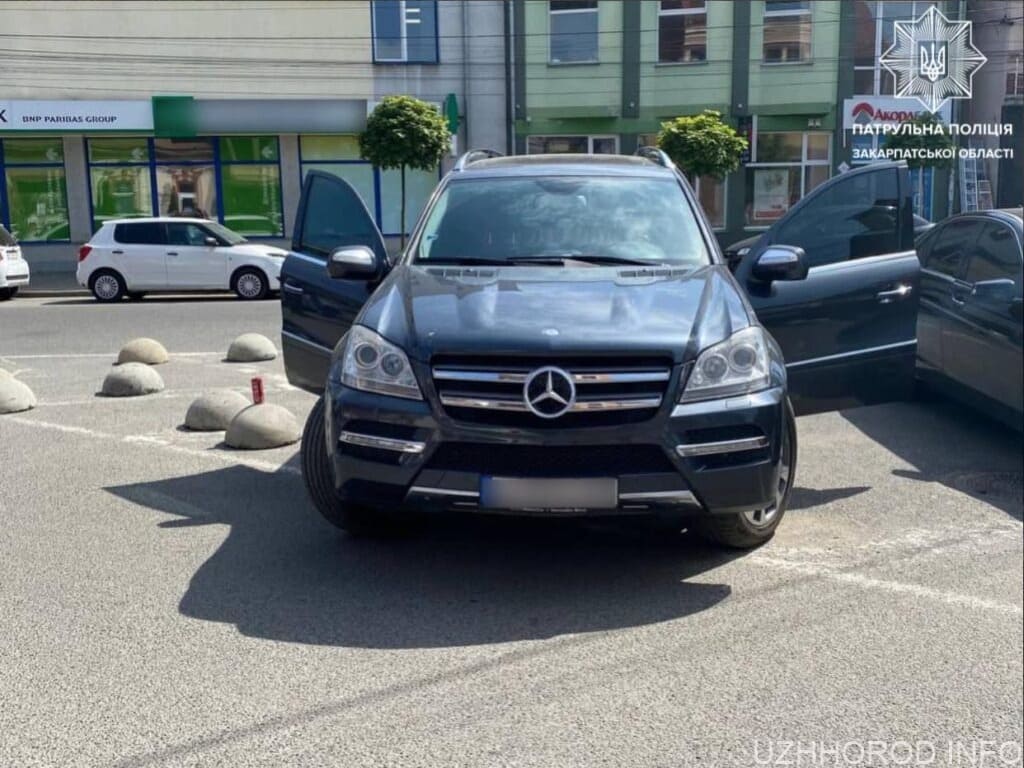 Патрульні показали, як в Ужгороді водії порушують правила паркування