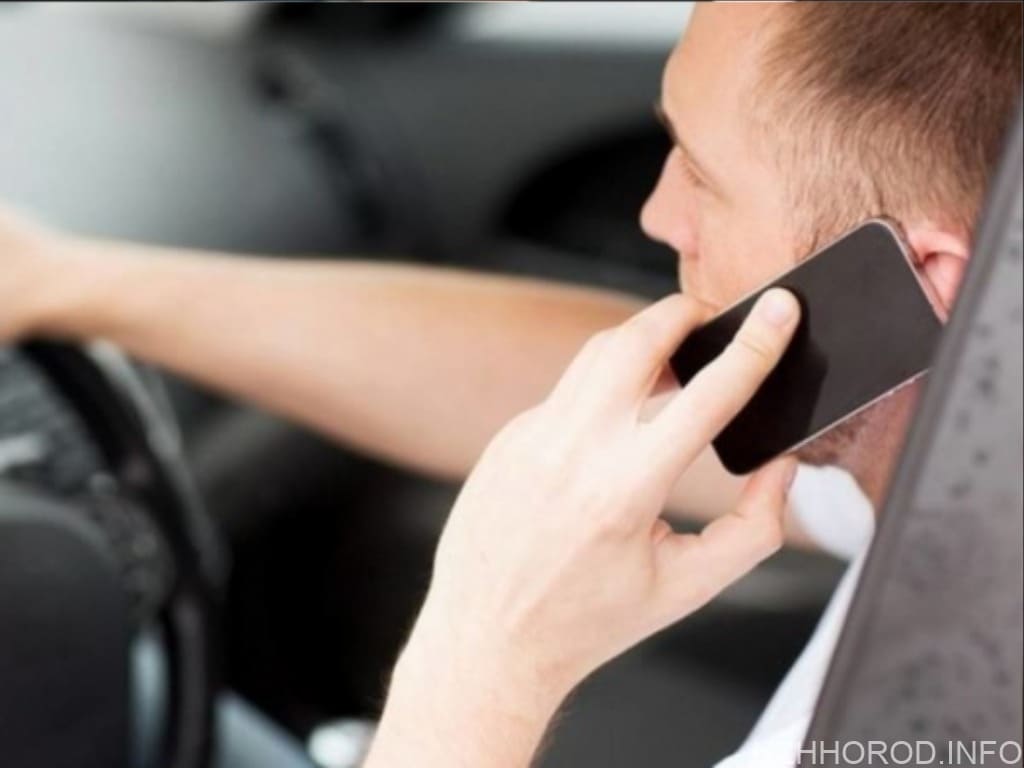 На Закарпатті оштрафували понад 300 водіїв за розмови телефоном за кермом