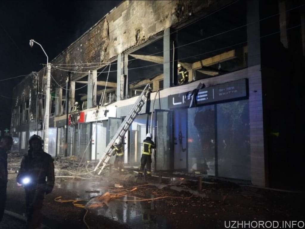 У Виноградові масштабна пожежа вчора знищила частину приміщень, людей евакуювали