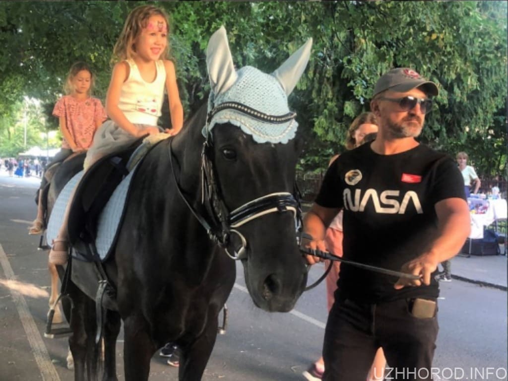 В Ужгороді дітей катали на конях і збирали допомогу для ЗСУ