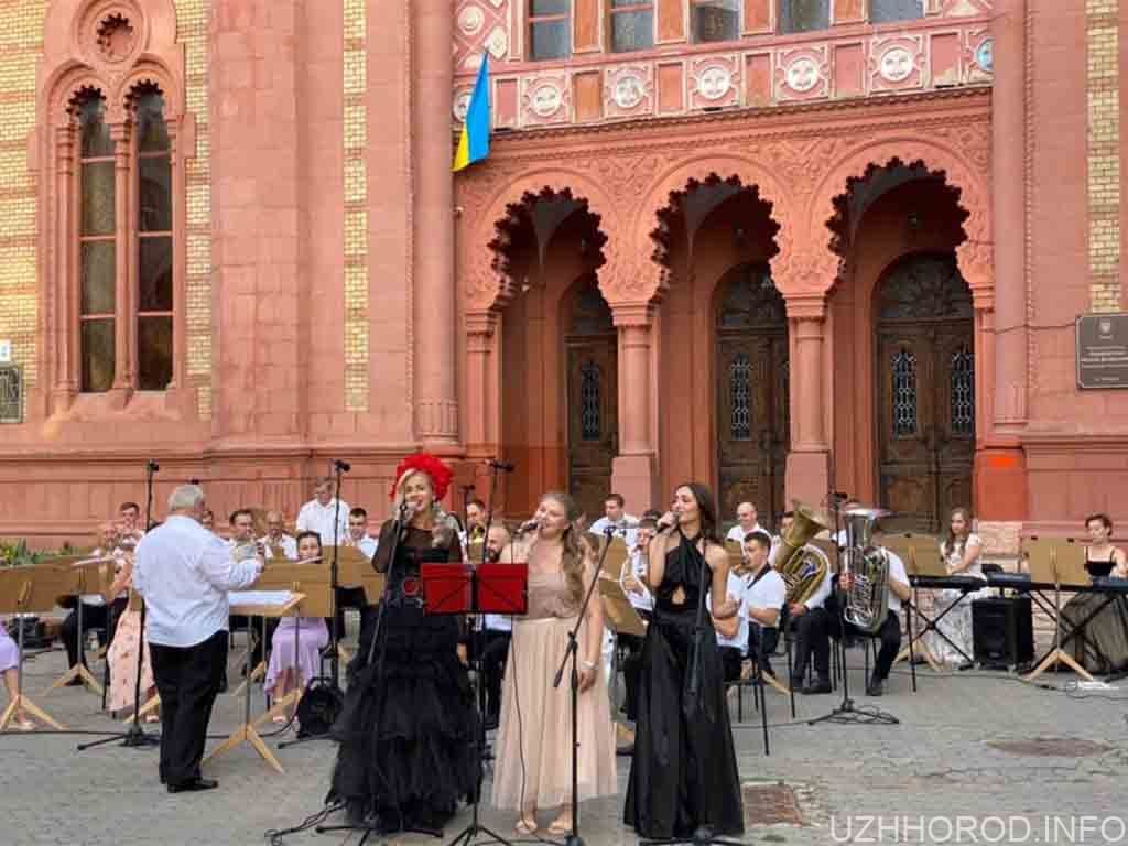 В Ужгороді відбувся заключний концерт серії «Музичні вечори під каштанами»