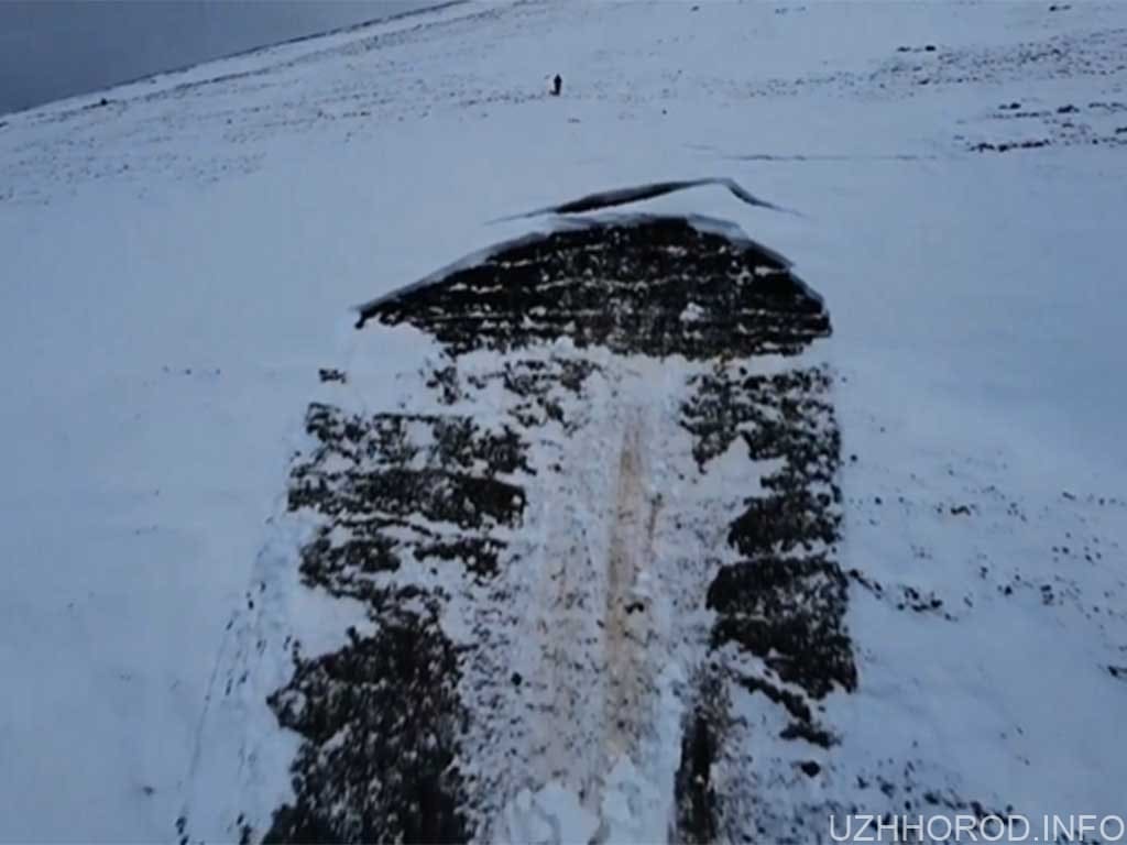 На Закарпатті у горах зійшла перша снігова лавина фото