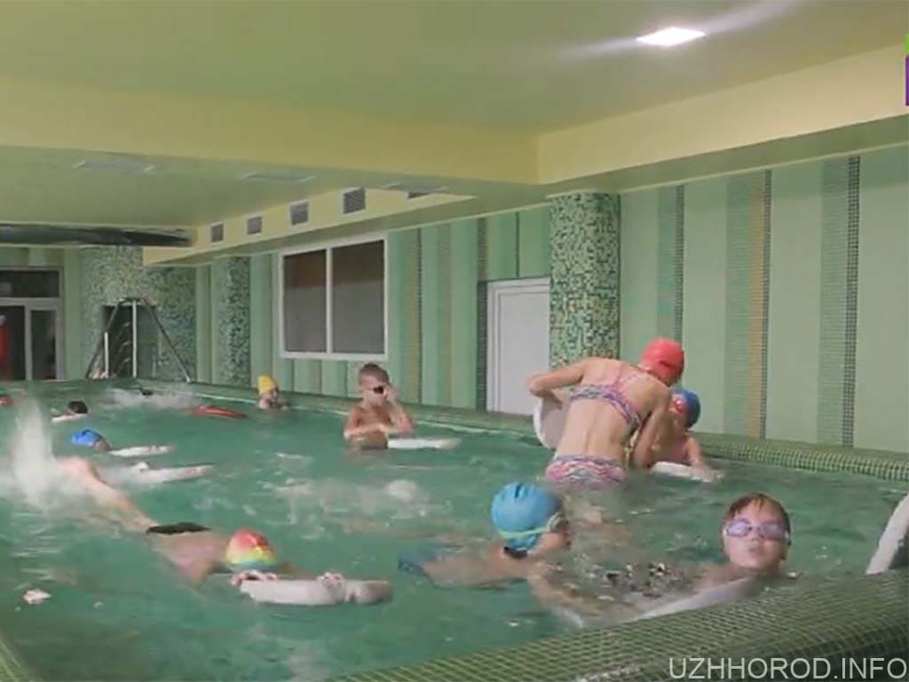 Плавання для дітей вимушених переселенців фото