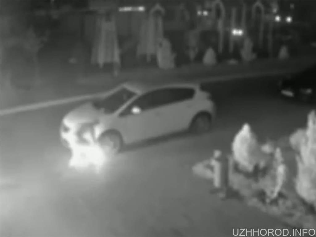 у російському краснодарі вночі невідомий Герой спалив два автомобілі фото