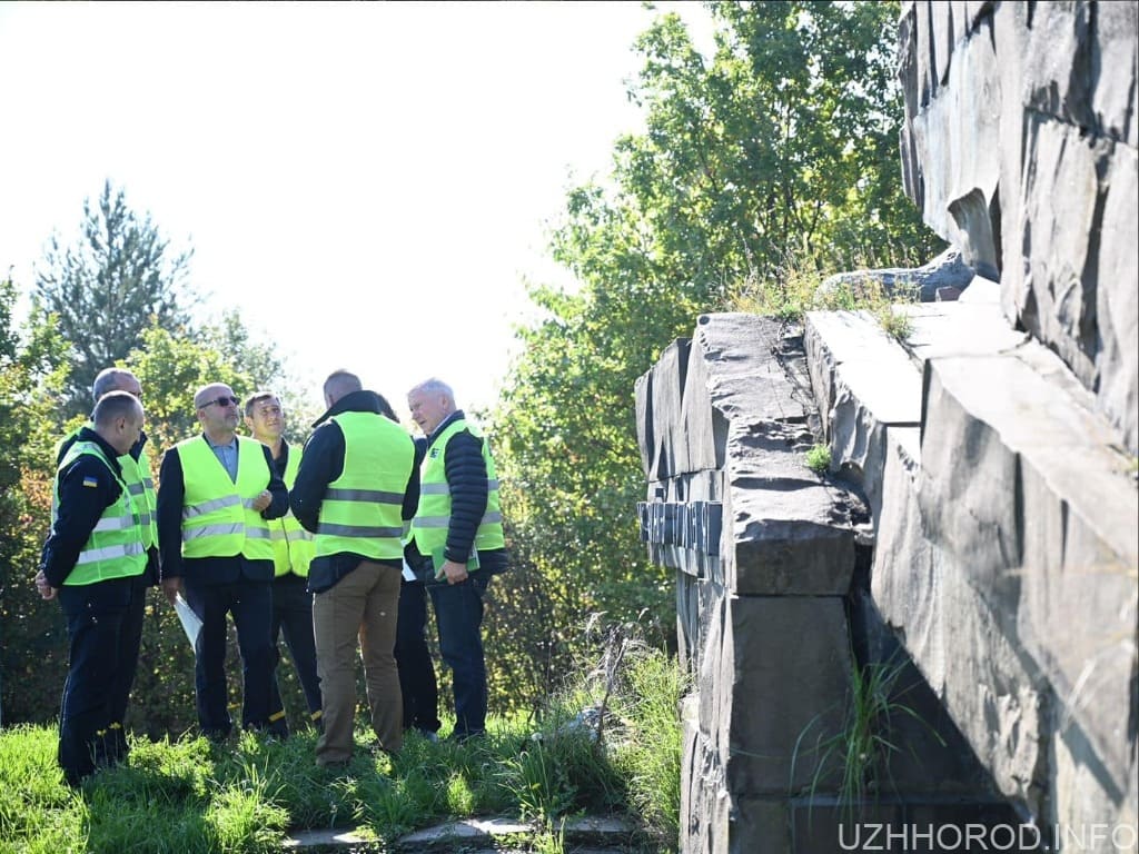Пам'ятник радянським воїнам біля словацького кордону демонтують фото
