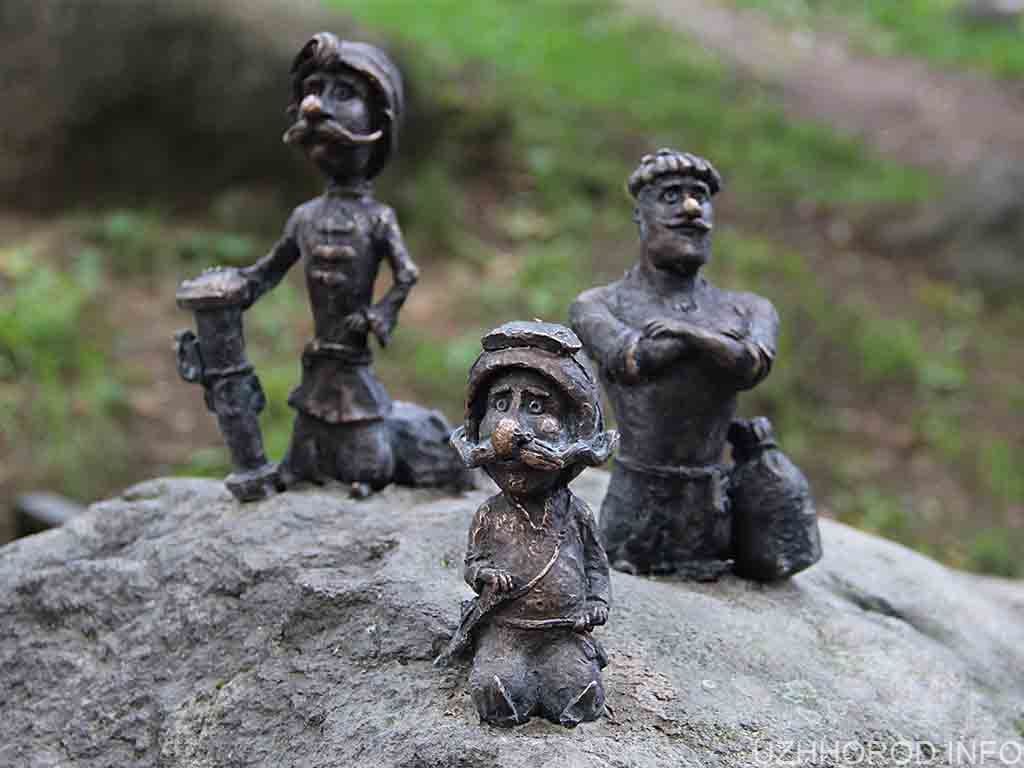 В Ужгороді відкрили міні скульптурку на честь українських козаків і захисників фото