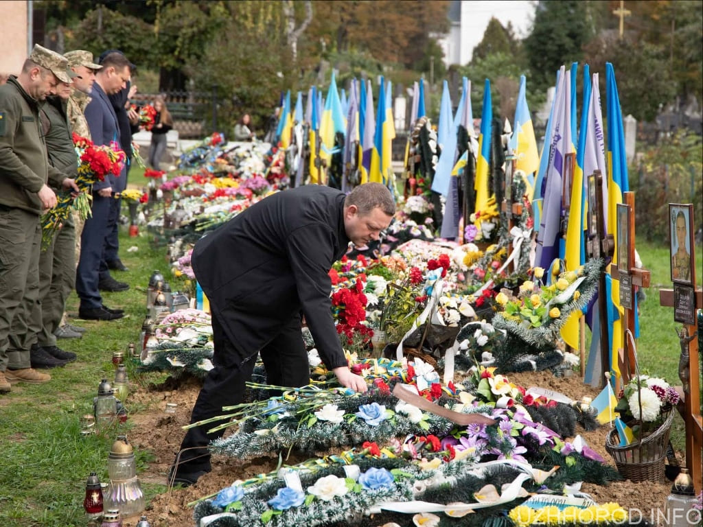 В Ужгороді вшанували пам'ять загиблих захисників України фото