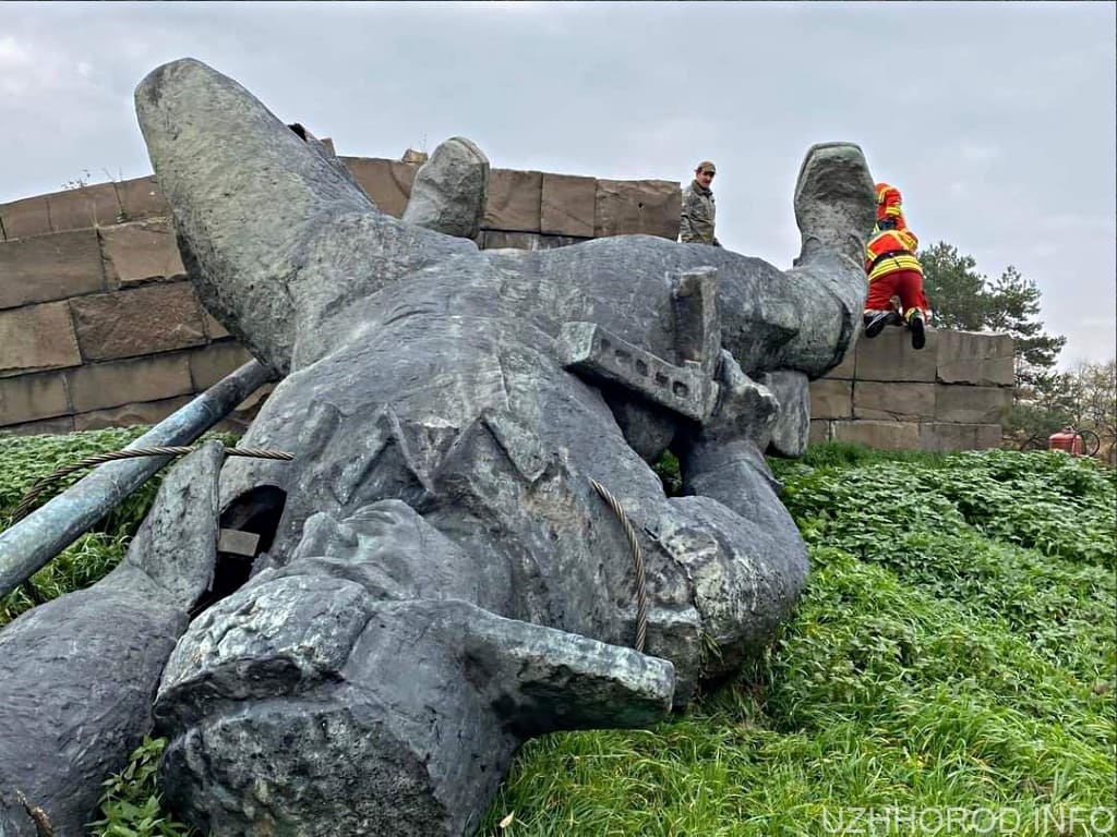 В Ужгороді демонтували пам’ятник радянському солдату фото