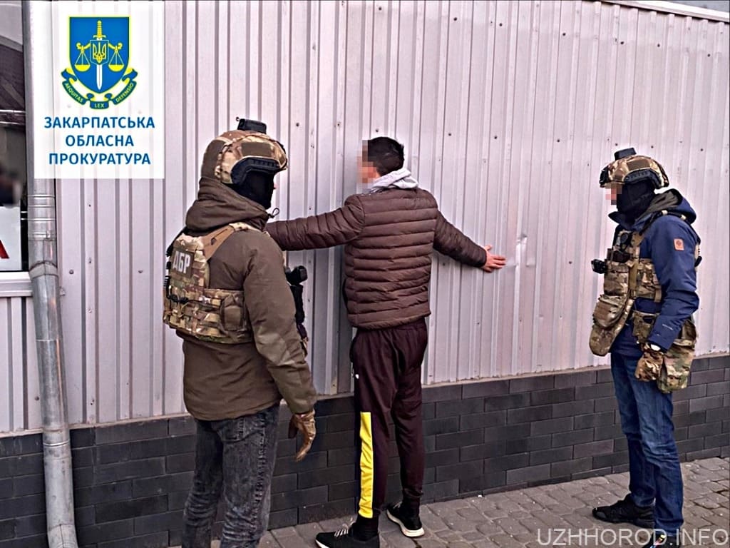 Поліцейського підозрюють у неодноразовому продажі метамфетаміну в Ужгороді фото
