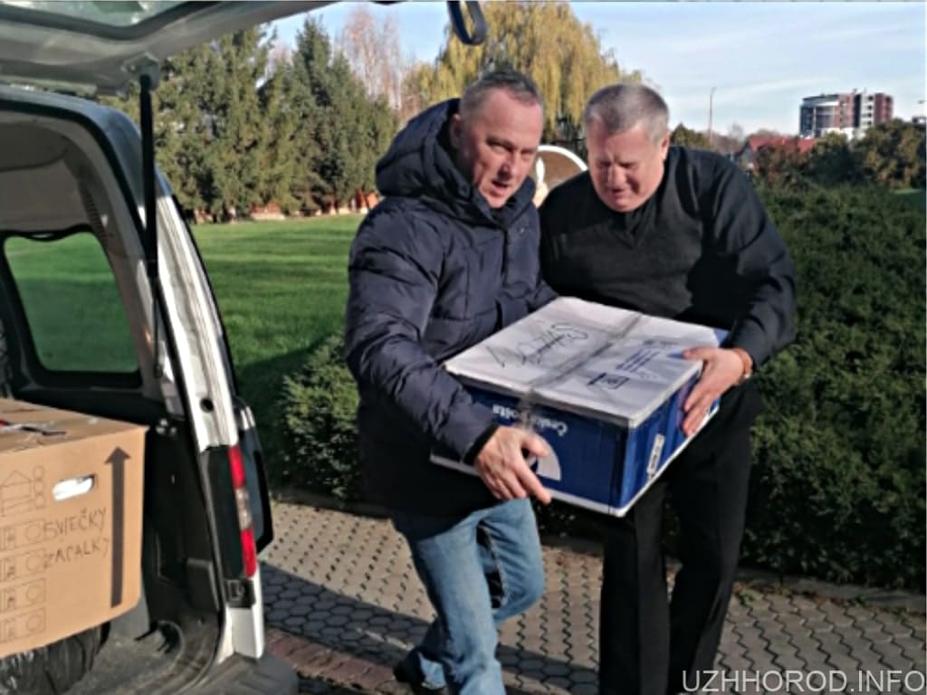 В Ужгород зі Словаччини привезли 30 кілограмів свічок фото