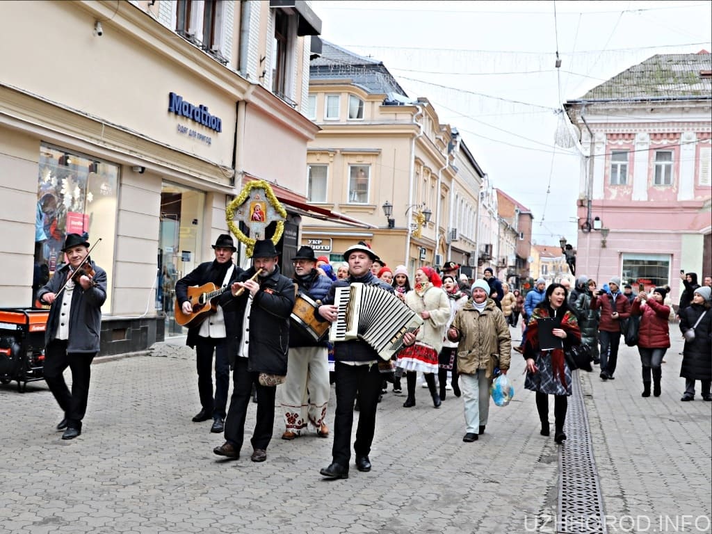 Під час святкової колядницької ходи в Ужгороді зібрали понад 20 тис грн для військових