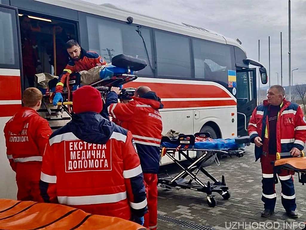В Ужгород евакуаційним автобусом доправили поранених військовослужбовців фото