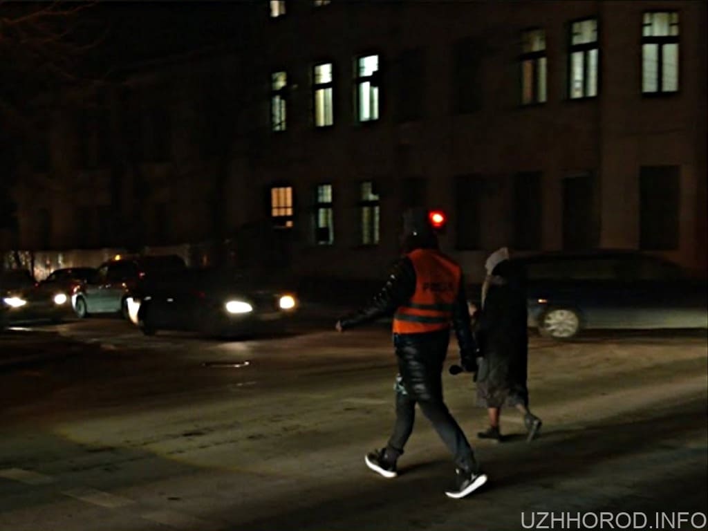 За тиждень на Закарпатті покарали понад сотню пішоходів, які не використовували світловідбивачі