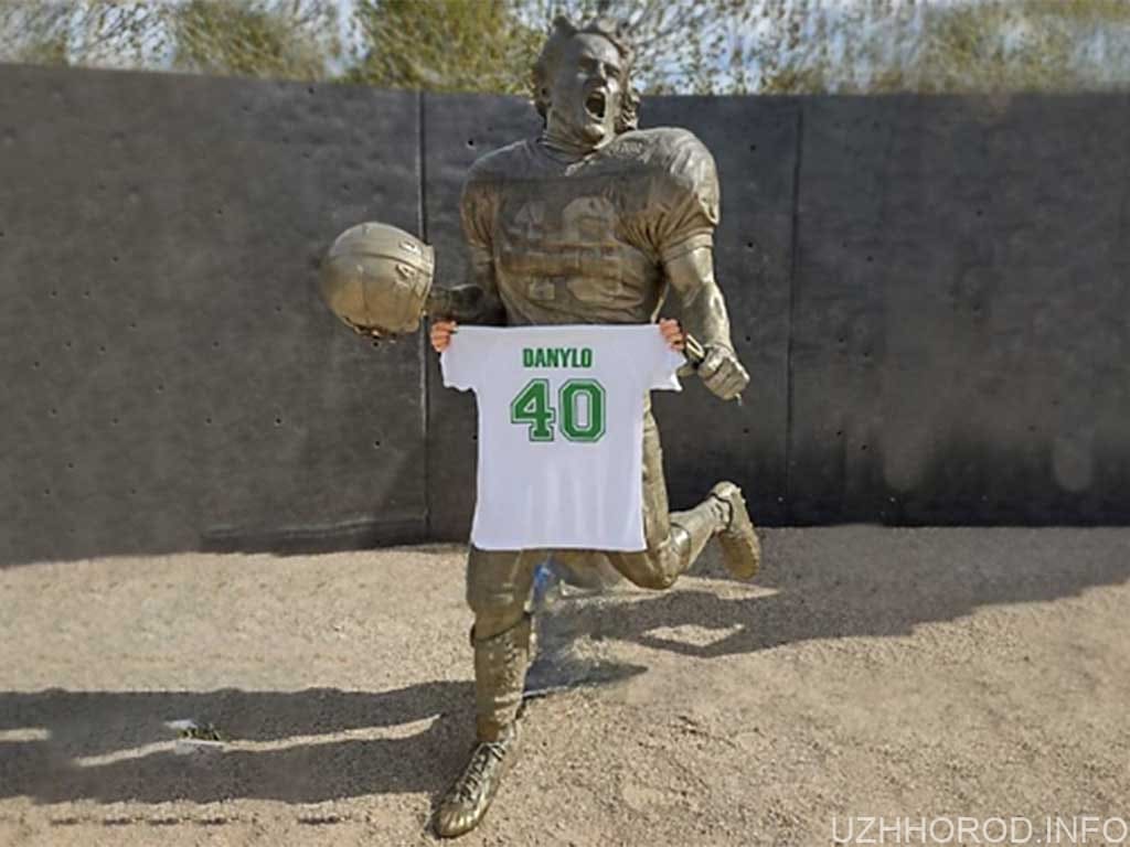 У США на статую Тіллмана вдягнули футболку полеглого на війні спортсмена із Закарпаття Богуславського фото