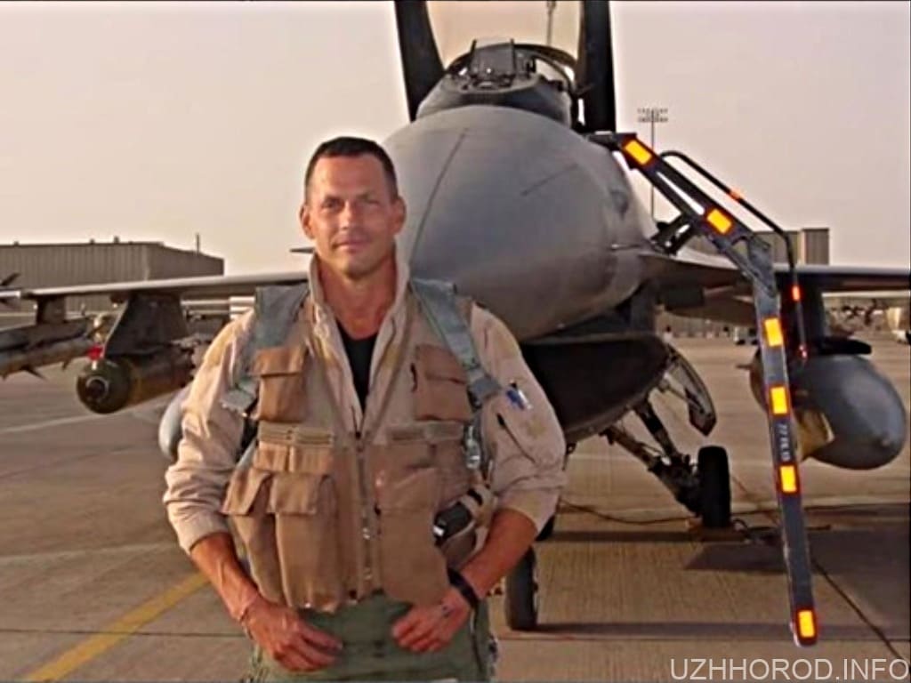 Американський пілот і ветеран кількох воєн Ден Гемптон фото