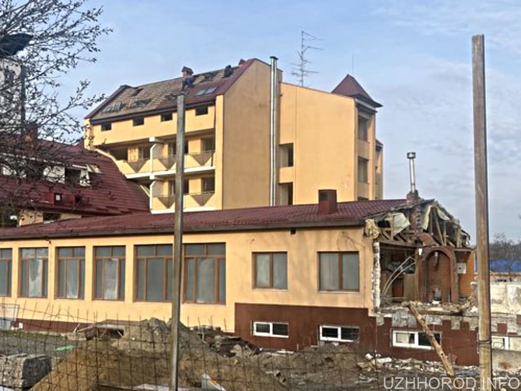 В Ужгороді почався демонтаж відомого готелю Олімп фото
