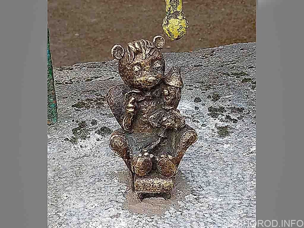 В Ужгороді встановили нову міні-скульптуру – героя дитячої “Вечірньої казки”