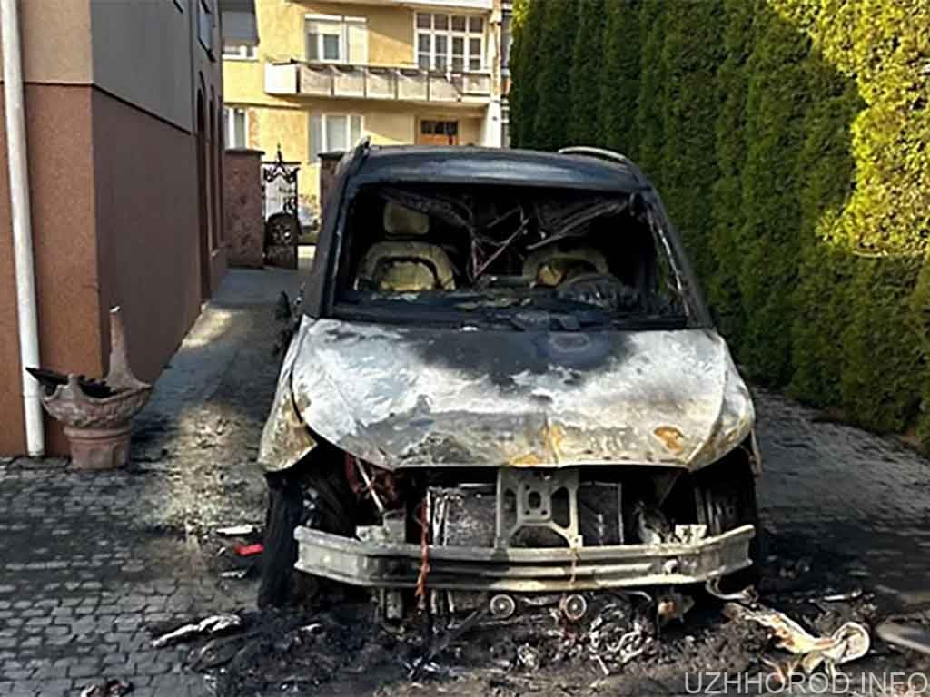 Вночі секретарю Ужгородської міськради спалили автомобіль фото