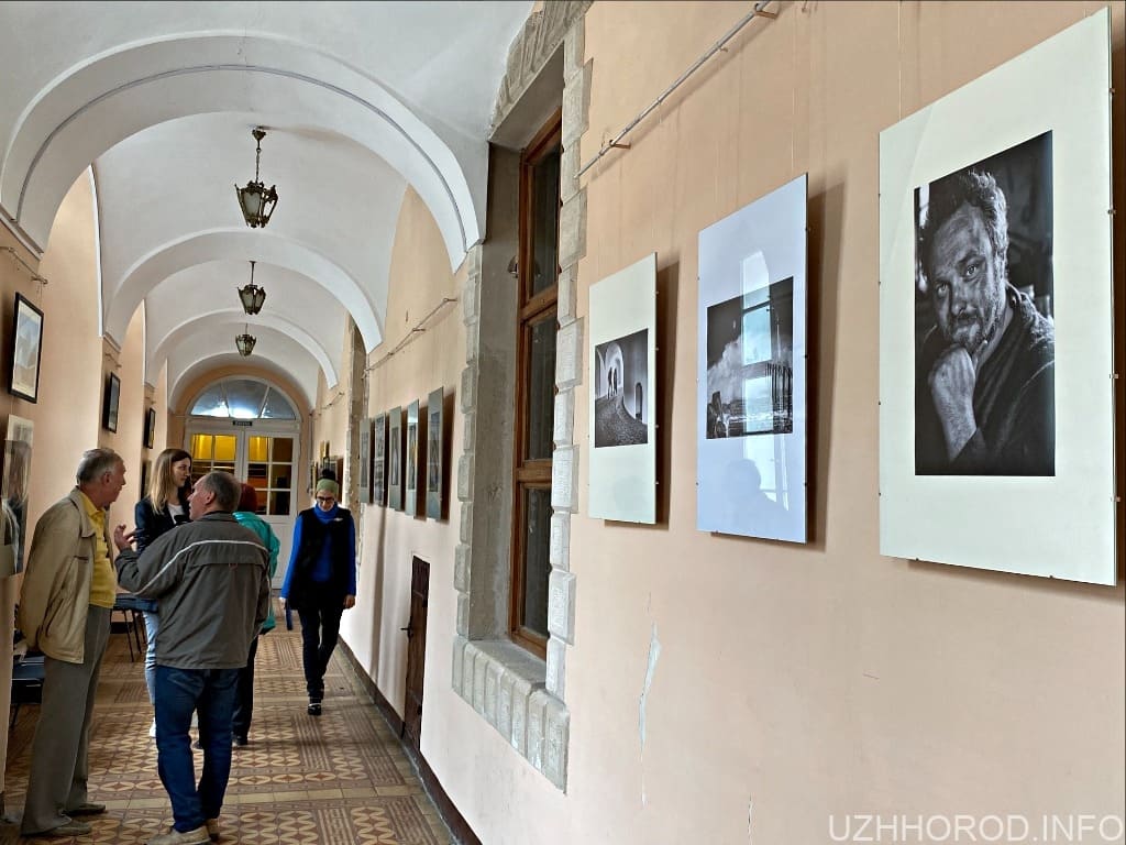 Фотовиставку «Світ і його обличчя» данського фотохудожника Леіфа Алвіна відкрили в Ужгороді