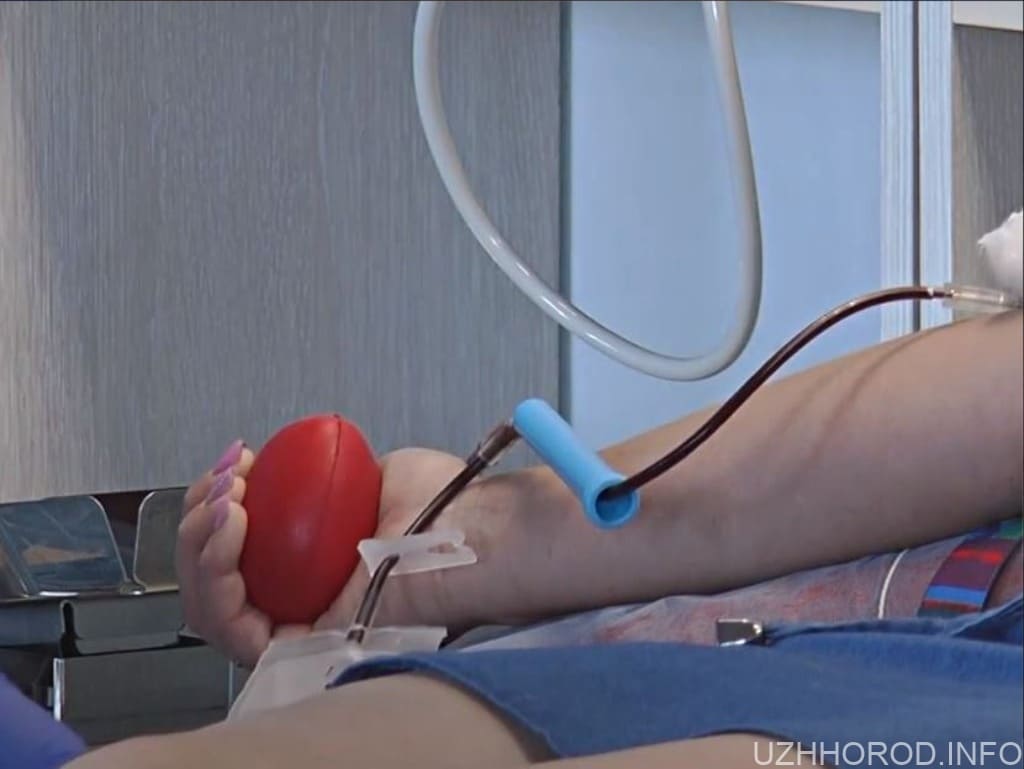 “Твоя кров може воювати”: у Закарпатській обласній станції переливання крові — місячник здачі крові (ВІДЕО)