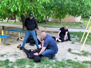 В Ужгороді поліція затримала групу раніше судимих зловмисників, які викрали з автівки місцевого жителя гроші та документи