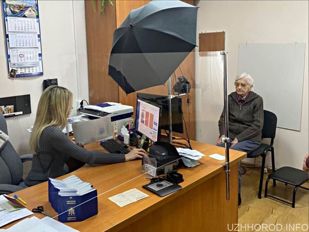 90-річна жителька Ужгорода незабаром отримає свій перший в житті біометричний паспорт