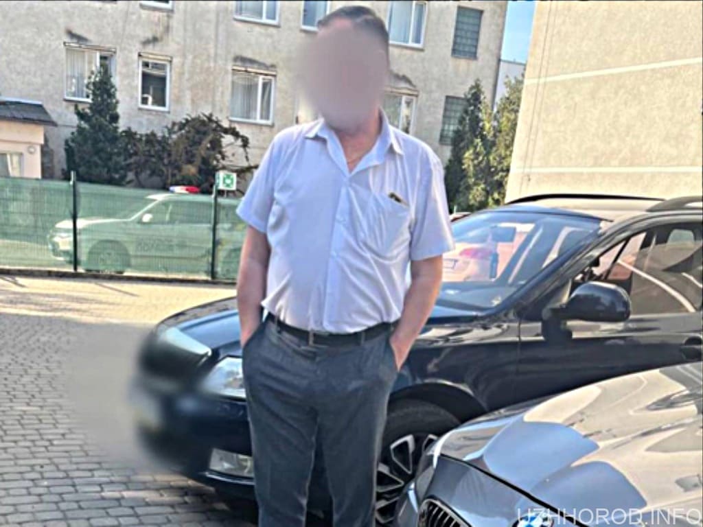 В Ужгороді нетверезий водій BMW зіткнувся з припаркованим авто і залишив місце пригоди