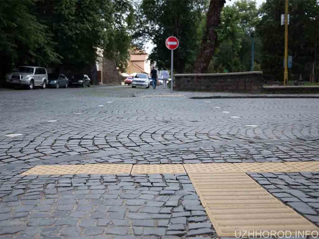 В Ужгороді продовжують облаштовувати понижені пішохідні переходи