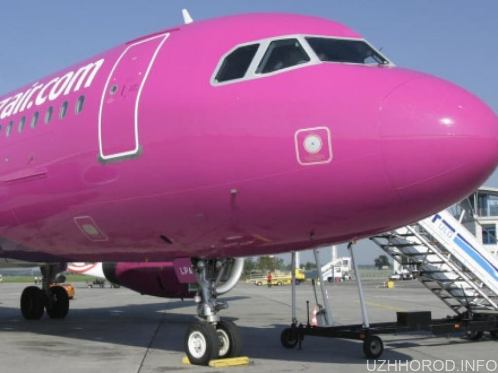 що не так з угорським лоукостером Wizz Air літак фото