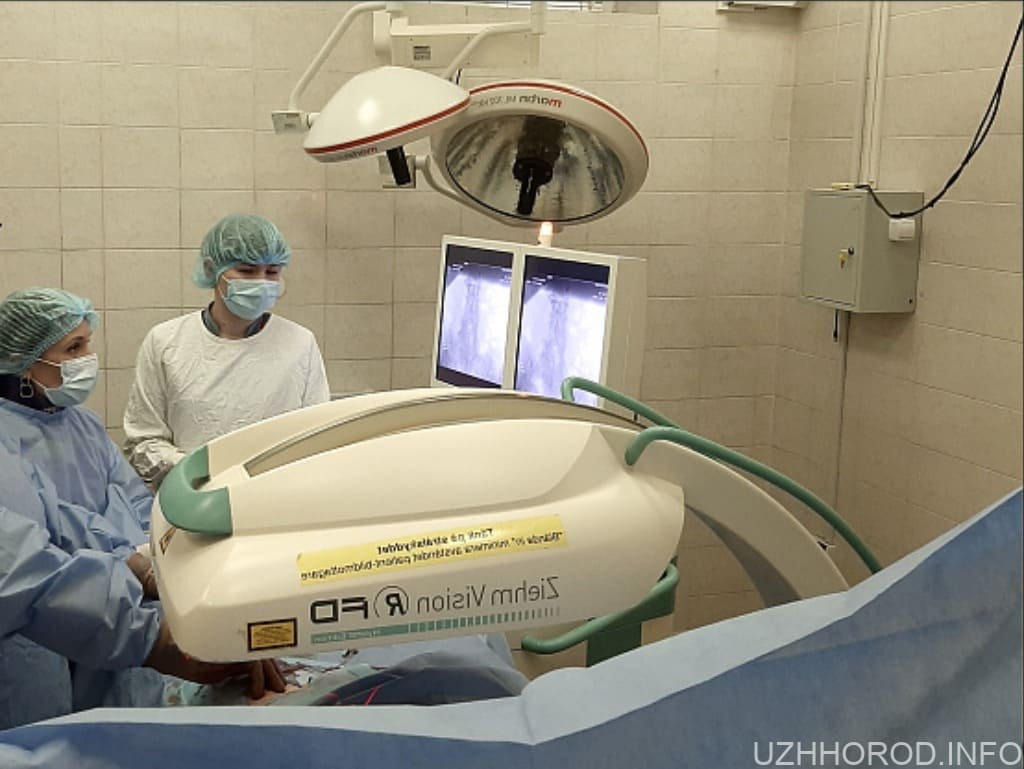 В Ужгороді хірурги виконали високотехнологічну операцію зі стентування сонної артерії фото