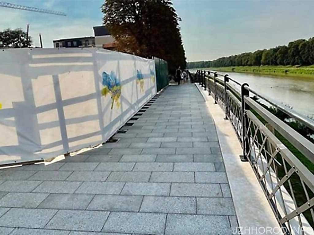 Нарешті відкрили прохід від пішохідного мосту до Київської набережної в Ужгороді