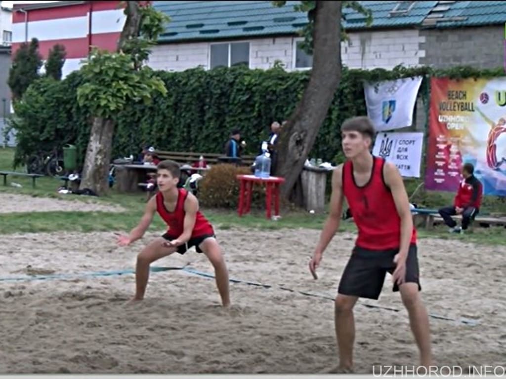 В Ужгороді фінішувала відкрита першість Закарпаття з пляжного волейболу фото