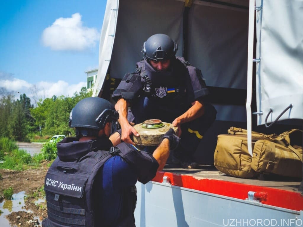 Закарпатські рятувальники впродовж 4 місяців розміновували території Миколаївщини