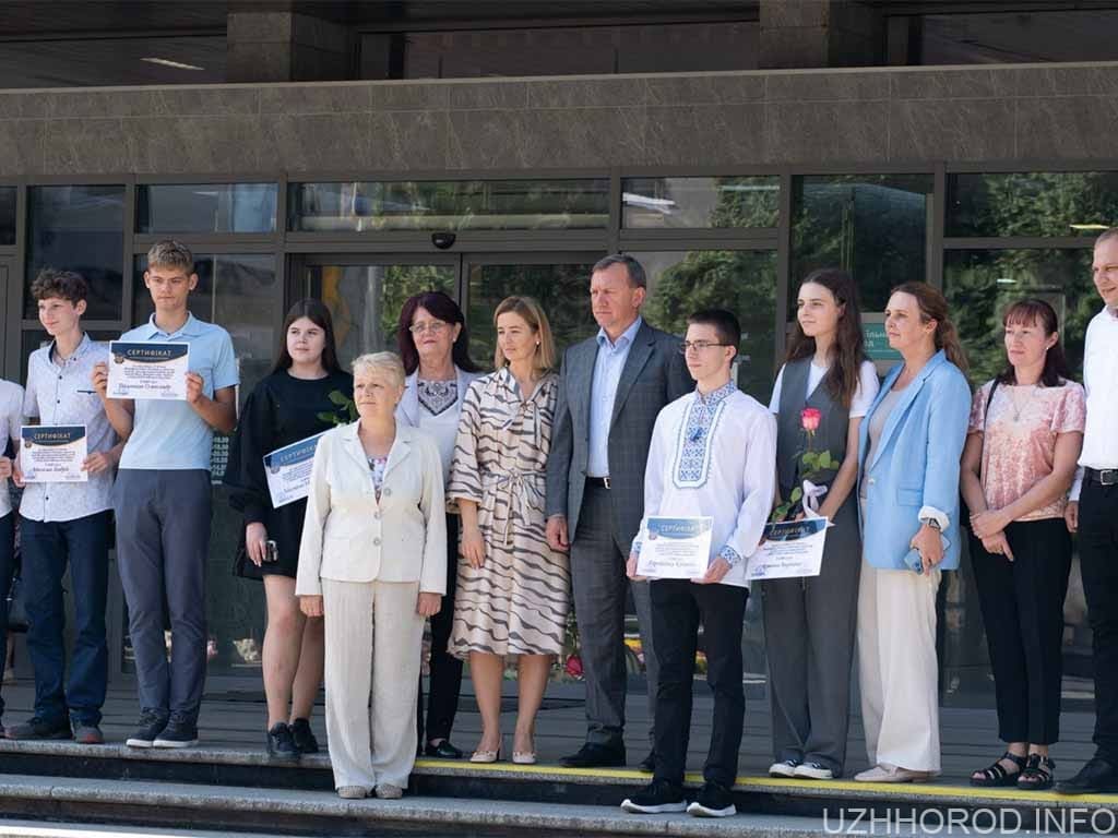 В Ужгороді нагородили школярів-переможців олімпіад і дослідницького конкурсу